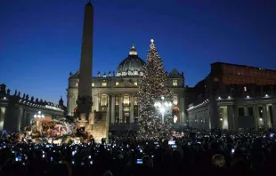 Árvore de Natal e presépio que foram montados em 2016 na Praça de São Pedro 