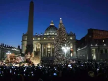 Árvore de Natal e presépio que foram montados em 2016 na Praça de São Pedro