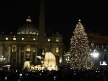 Árvore de Natal e Presépio da Praça de São Pedro.