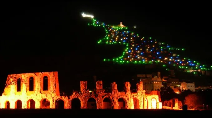 Arbol_Navidad_Gubbio_Flickr_GianluigiBettinCC_BY-NC-SA_2.0.jpg ?? 