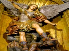 O arcanjo São Miguel derrota o demônio