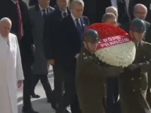 O Papa Francisco visita o Mausoléu de Atatürk (Captura Youtube)