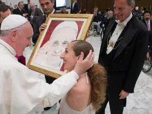 O Papa Francisco com a artista italiana Simona Atzori 