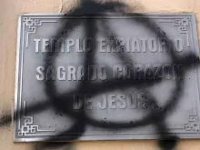 Pichação anarquista no Templo Expiatório do Sagrado Coração de Jesus. Crédito: Cortesia Catolin.