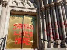 Vandalismo em uma porta da Catedral Basílica da Imaculada Conceição em Denver, Colorado, em 10 de outubro de 2021