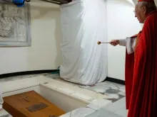 O caixão de Bento XVI no túmulo nas Grutas vaticanas