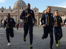 Esportistas da Athletica Vaticana fazem exercícios na Praça de São Pedro.