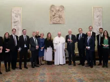 O papa e membros da academia sueca 
