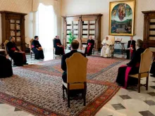 Papa Francisco durante a audiência na Biblioteca do Palácio Apostólico.