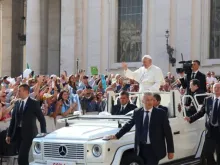 Papa saúda os fiéis durante a Audiência.