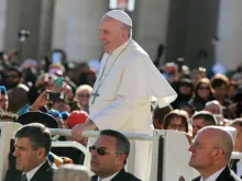Papa saúda os peregrinos na Praça de São Pedro.