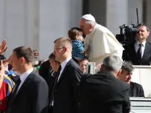 Papa abençoa um menino durante a Audiência.