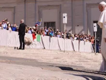 Papa Francisco sobe a escadaria da Basílica de São Pedro.