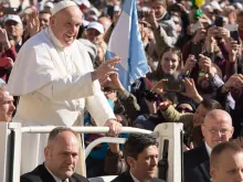 Papa Francisco saúda os peregrinos durante a Audiência Geral.