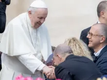 Papa Francisco cumprimenta os fiéis na Praça de São Pedro
