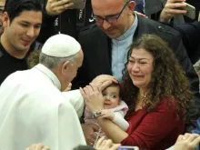 Papa abençoa um bebê durante a Audiência.