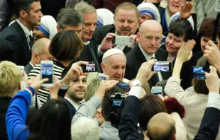 Papa na Audiência rodeado por fiéis.