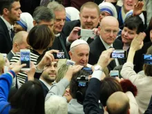 Papa na Audiência rodeado por fiéis.