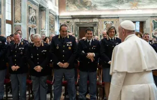 Papa Francisco recebe segurança do Vaticano .