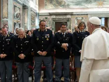 Papa Francisco recebe segurança do Vaticano .