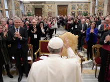 Papa na audiência com os políticos.