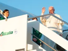 Papa Francisco sobe ao avião da Alitalia que o levará a Roma.
