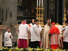 Papa Francisco com os novos cardeais. Crédito: Petrik Bohumil