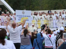 Papa Francisco junto aos jovens na Praça Madre Teresa, em Tirana