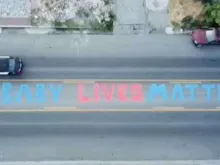 "Baby Lives Matter" escrito em frente à clínica de Planned Parenthood em Salt Lake City. Crédito: Captura de vídeo
