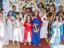 Crianças vestidas de santos no Bailinho Kids de 2016.