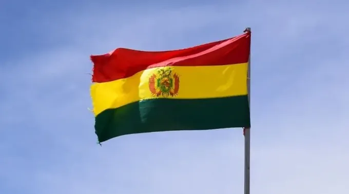 Bandera-Bolivia_Milos-Hadjer_30082021.webp ?? 