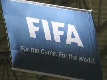 Bandeira com emblema da FIFA.