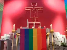 Bandeira arco-íris no altar da Igreja Jugendkirche em Würzburg em 2021