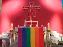 Bandeira do movimento LGBT em altar de igreja de Würzburg, Alemanha
