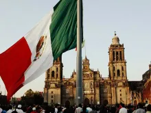Bandeira do México, com a Catedral ao fundo.