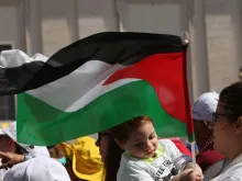 Bandeira Palestina na Praça de São Pedro.