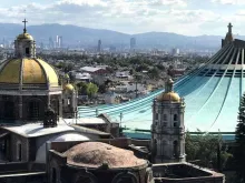 Antiga (esquerda) e nova Basílica de Guadalupe (direita) na Cidade do México. Crédito: David Ramos