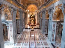 Interior da Basílica de São Pedro.