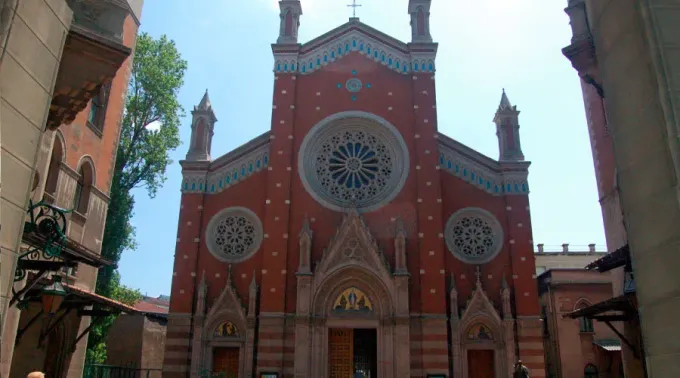 BasilicaSanAntonioPaduaEstambul_Wikimedia_100321.jpg ?? 