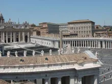 Praça e Basílica de São Pedro na Cidade do Vaticano.