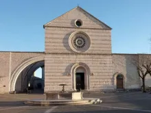 Basílica de Santa Clara em Assis.