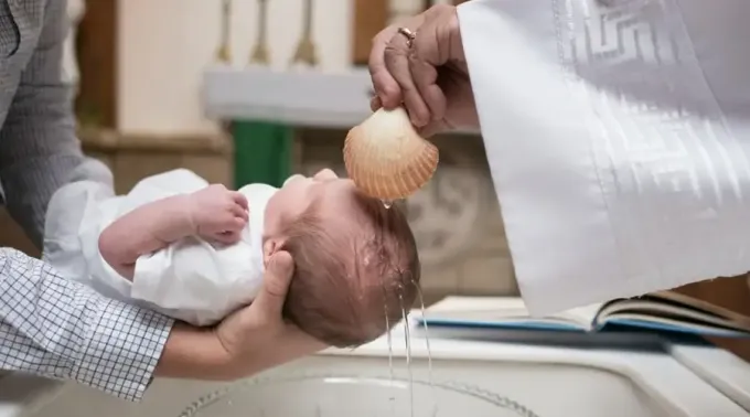 Bautismo_bautizo_Credito-Unsplash-Josh-Applegate.webp ?? 