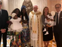 O Papa Francisco batizou as gêmeas siamesas.