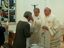 O Papa batizando Francisco na Nunciatura Apostólica de Seul