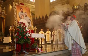 Cardeal Juan Luis Cipriani incensa imagem dos mártires assassinados pelo Sendero Luminoso.