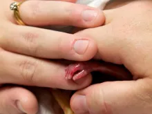 Lexi segura a mãozinha de Walter.