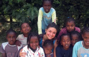 Belén com algumas crianças na Etiópia.