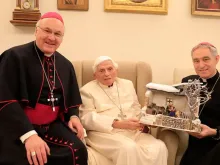 Da esquerda para a direita: Dom Rudolf Voderholzer, papa emérito Bento XVI e dom Georg Gänswein (8 de dezembro de 2021