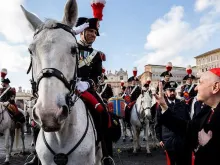 Cardeal Comastri durante a bênção.