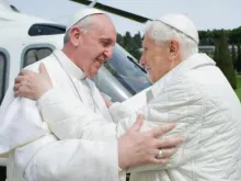 Papa Francisco e Bento XVI.